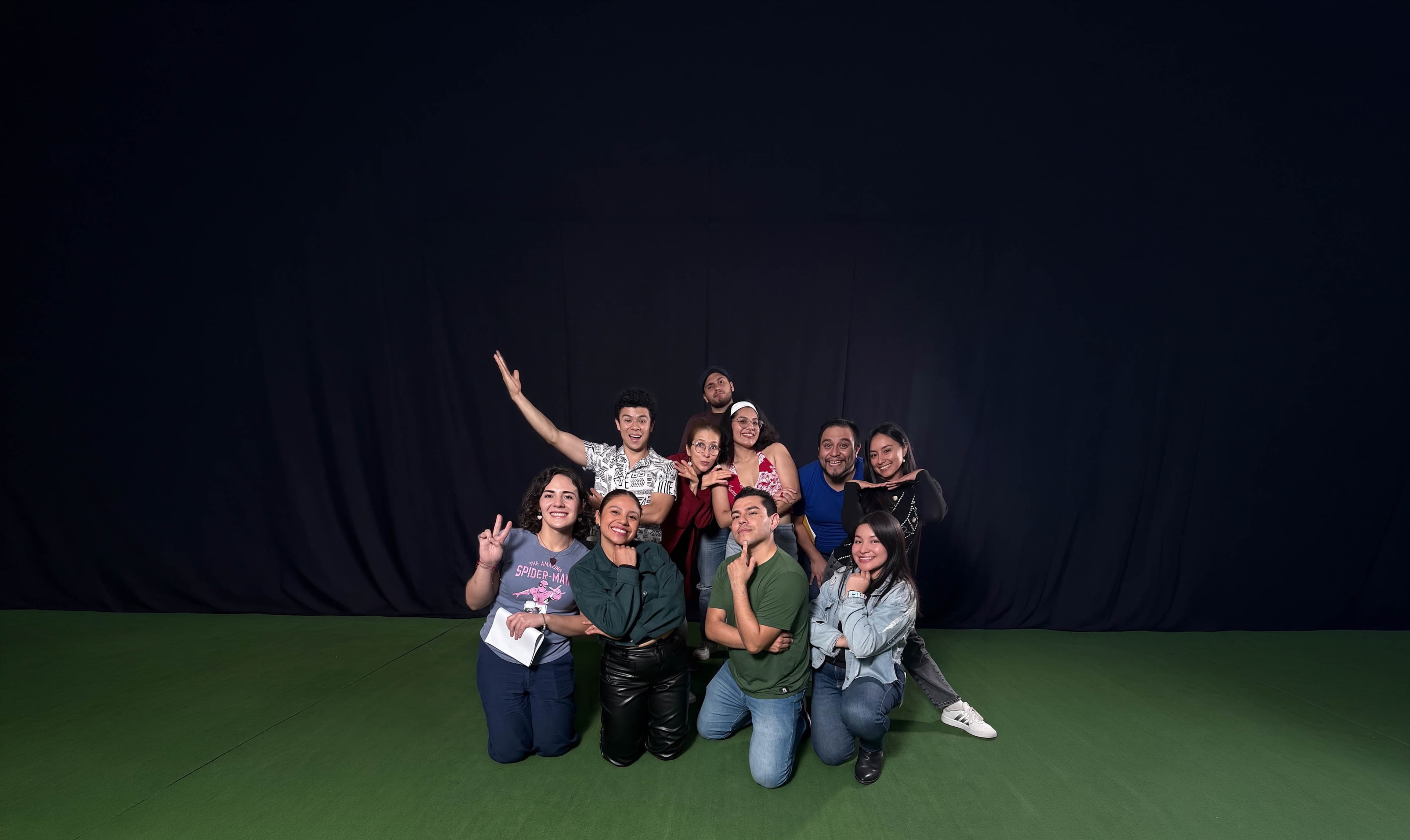 Elenco de Playhouse en escena teatral